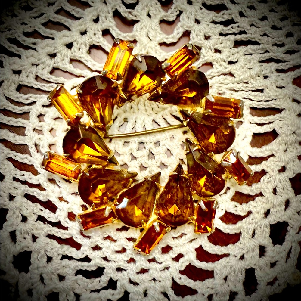 Vintage Brooch with Amber coloured stones.